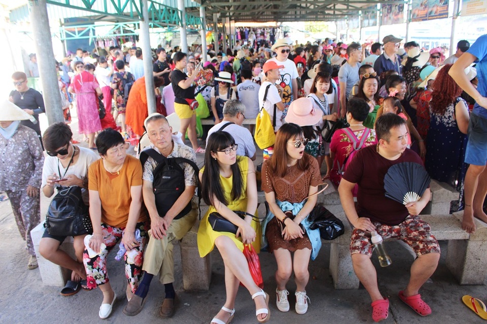 Nha Trang: Hàng nghìn du khách “chen chân” ở bến tàu du lịch dịp 2/9 - 8 Nha Trang: Hàng nghìn du khách “chen chân” ở bến tàu du lịch dịp 2/9 - 8