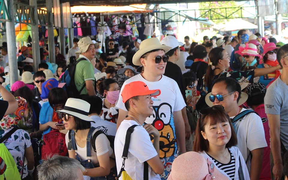 Nha Trang: Hàng nghìn du khách “chen chân” ở bến tàu du lịch dịp 2/9 - 9 Du khách ken đặc ở nhà khách bến tàu du lịch Cầu Đá sáng đầu tiên của kỳ nghỉ lễ kéo dài 3 ngày