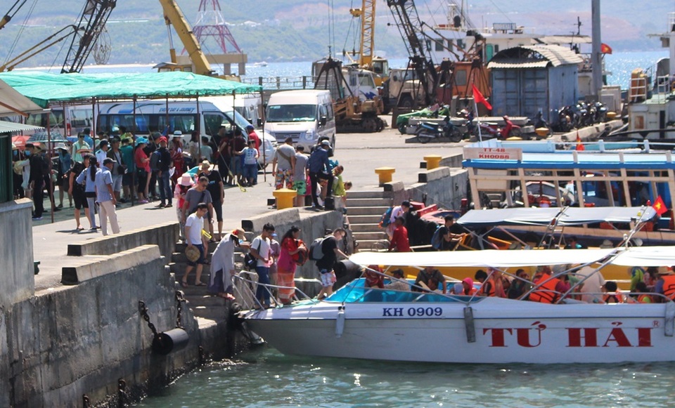 Nha Trang: Hàng nghìn du khách “chen chân” ở bến tàu du lịch dịp 2/9 - 10 Bên cạnh đó, tại cảng Nha Trang cũng đón một lượng lớn du khách để giảm tải cho bến tàu du lịch Cầu Đá