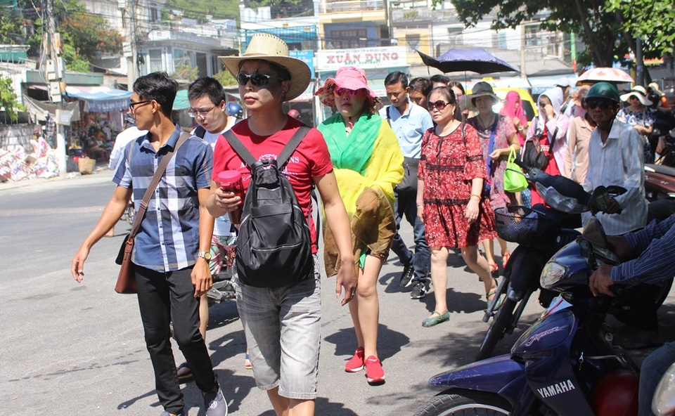 Nha Trang: Hàng nghìn du khách “chen chân” ở bến tàu du lịch dịp 2/9 - 1 Du khách di chuyển xuống bến tàu du lịch Cầu Đá trưa 2/9