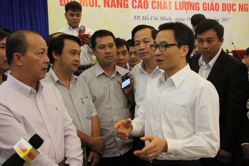 Phó Thủ tướng Vũ Đức Đam “gỡ” nỗi lo cho các trường nghề - 2
Phó Thủ tướng Vũ Đức Đam gặp gỡ trò chuyện với lãnh đạo các trường cao đẳng, trung cấp bên lề Hội nghị diễn ra ngày 16/1 tại TPHCM