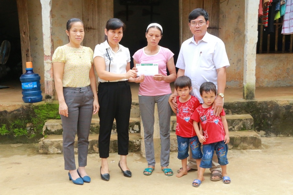 Trao hơn 26 triệu đồng đến mẹ góa nuôi 6 con thơ dại - 1 Đại diện chính quyền địa phương trao số tiền hơn 26 triệu đồng bạn đọc ủng hộ cho gia đình chị Tính.