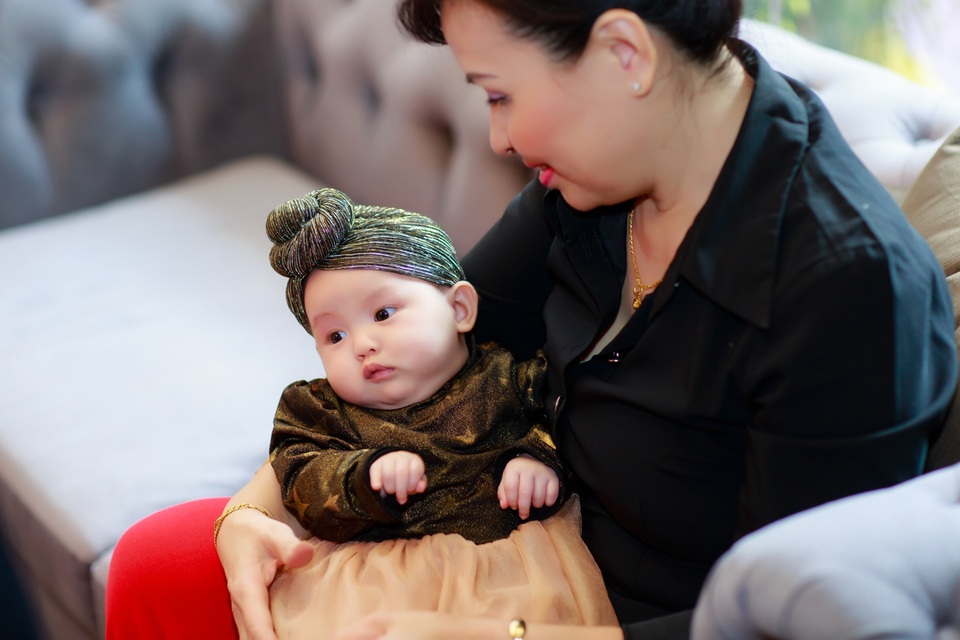 Hồng Quế chia sẻ, từ lúc mang bầu cho đến khi sinh nở, những người thân trong gia đình, đặc biệt là mẹ ruột luôn ở bên chăm sóc, làm chỗ dựa tinh thần để cô vượt qua mọi sóng gió. Bé Cherry được cả nhà yêu thương và cưng chiều hết mực.