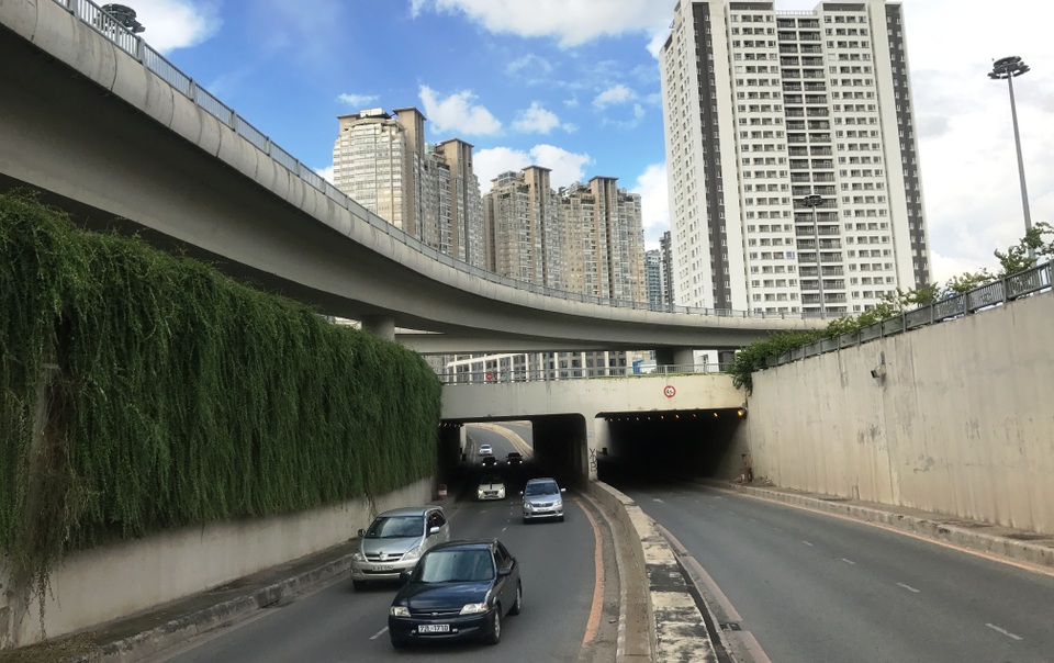 Toát mồ hôi đánh vật với con đường tai tiếng nhất Sài Gòn - 3 Công trình hầm chui cầu Văn Thánh trên đường Nguyễn Hữu Cảnh.