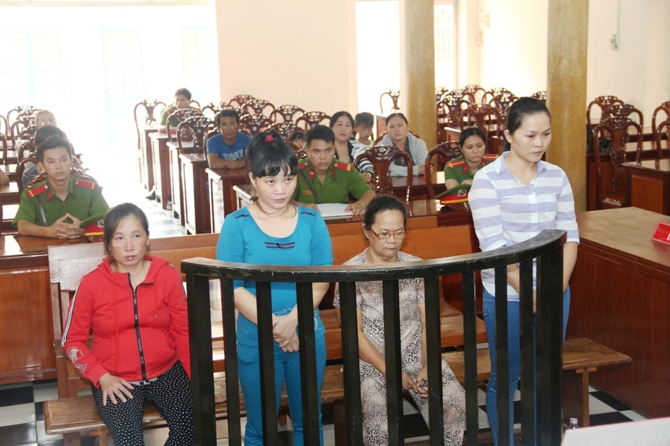 4 người phụ nữ bắt tay nhau mua bán trẻ em - 1 Các bị cáo Lượm, Lan, Hà và Tú (từ trái qua) tại phiên tòa