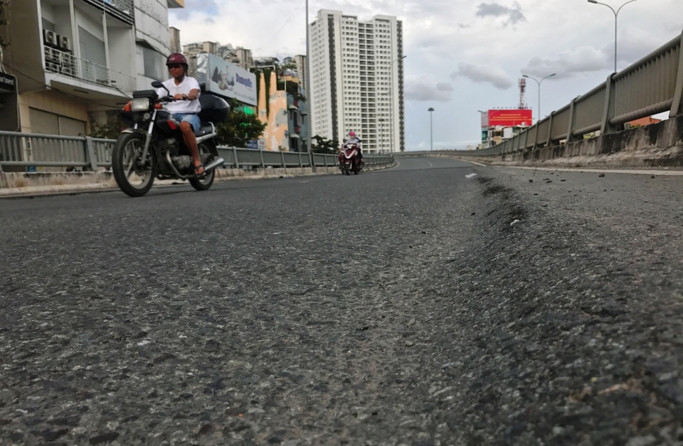 Toát mồ hôi đánh vật với con đường tai tiếng nhất Sài Gòn - 12
Nhiều người đi xe máy vừa đổ dốc cầu bất ngờ đánh tay lái né tránh vệt hằn lún đã suýt té ngã.