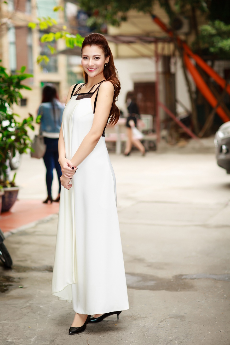 Xuất hiện tại sự kiện, Hồng Quế diện váy trắng suông của NTK Xuân Lê. Phần lưng váy khoét rộng, giúp “gái một con” khoe được vẻ gợi cảm trước ống kính.