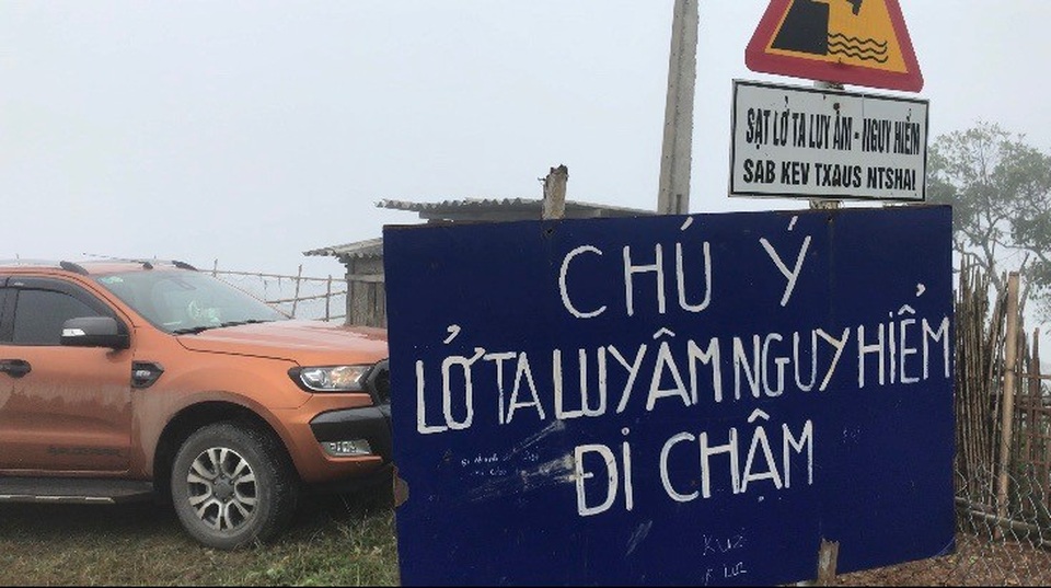 Sạt lở nghiêm trọng, "nuốt" cả một làn đường trên quốc lộ 16 - 10 Sạt lở nghiêm trọng, "nuốt" cả một làn đường trên quốc lộ 16 - 10