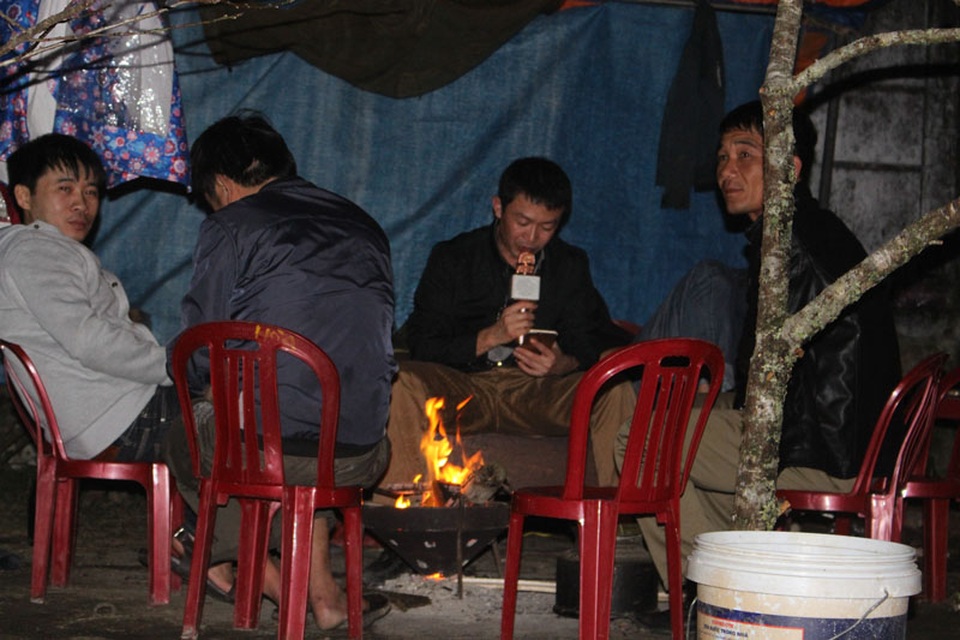 Co ro trong những túp lều "canh Tết" - 10
Bên đống lửa trong túp lều canh Tết các tiểu thương quây quần, hát hò