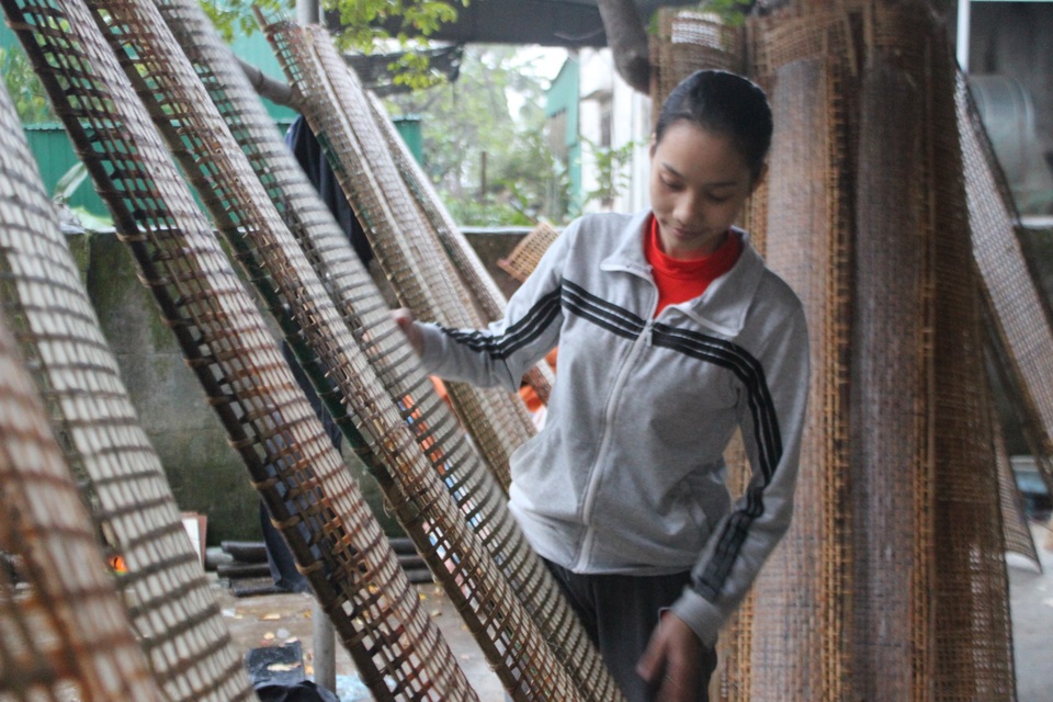 Hà Tĩnh: Người làm bánh đa nem "xoay như chong chóng" vẫn không đủ bán - 2 Càng giáp Tết, làm ngày làm đêm nhưng các cơ sở vẫn không đủ để phục vụ thị trường Tết trong nước