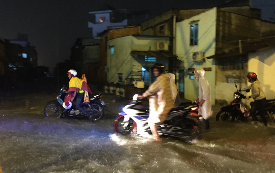 Mưa như trút trong đêm, nhiều tuyến phố Sài Gòn ngập nước - 6 Nhiều người bì bõm lội mưa về nhà trong đêm khuya.