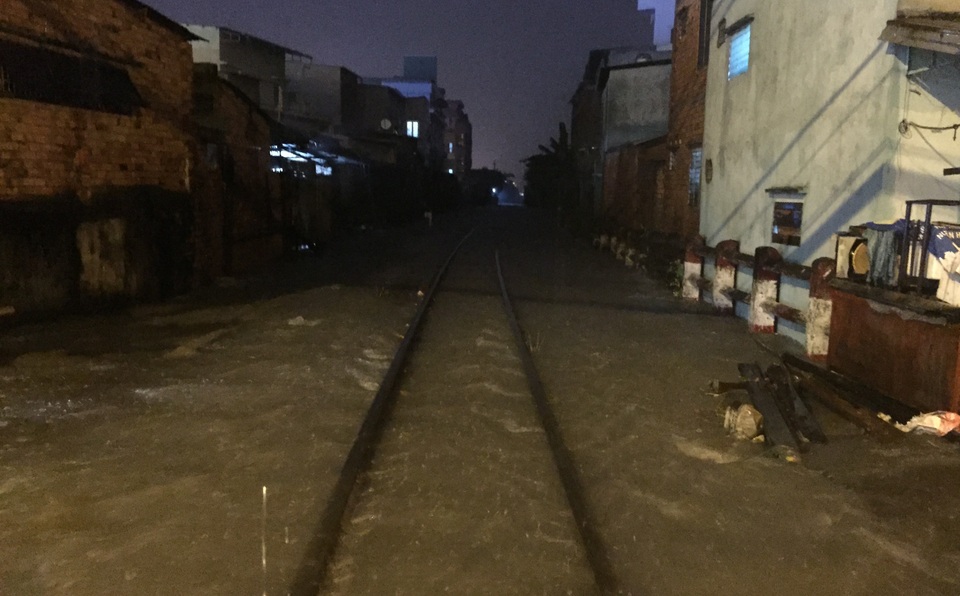 Mưa như trút trong đêm, nhiều tuyến phố Sài Gòn ngập nước - 7 Mưa gây ngập nặng tuyến đường sắt.