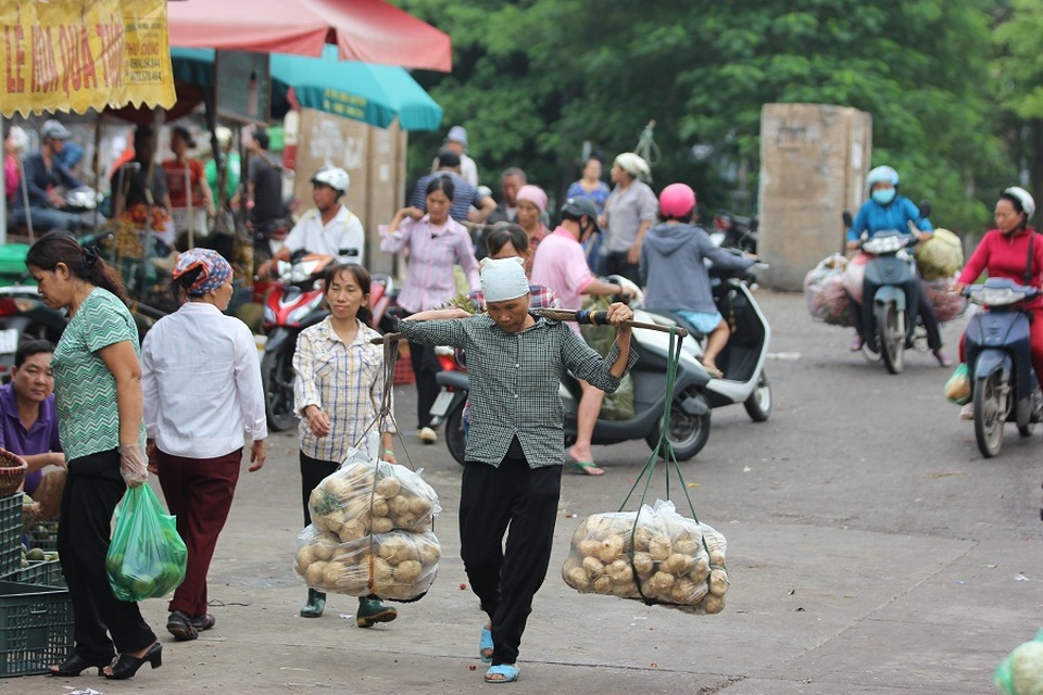 Khu chợ ở Hà Nội tấp nập "bóng hồng" làm bốc vác, cửu vạn - 2 Thông thường công việc nặng nhọc này chỉ dành cho nam giới thế nhưng ở khu chợ đầu mối này, đa phần những người làm nghề cửu vạn lại là phụ nữ. Họ đến từ nhiều nơi như: Thanh Hóa, Nghệ An, Hà Nam, Bắc Ninh… Cuộc sống khó khăn khiến những người phụ nữ này chấp nhận công việc vất vả để có thêm thu nhập giúp gia đình.