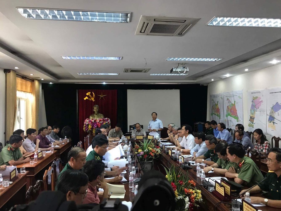 Thủ tướng về vùng tâm bão chỉ đạo khẩn trương khắc phục hậu quả - 2 Bí thư Tỉnh ủy Lê Đình Sơn báo cáo hậu quả và nỗ lực khắc phục cơn bão số 10 của tỉnh Hà Tĩnh trong buổi làm việc với Thủ tướng.
