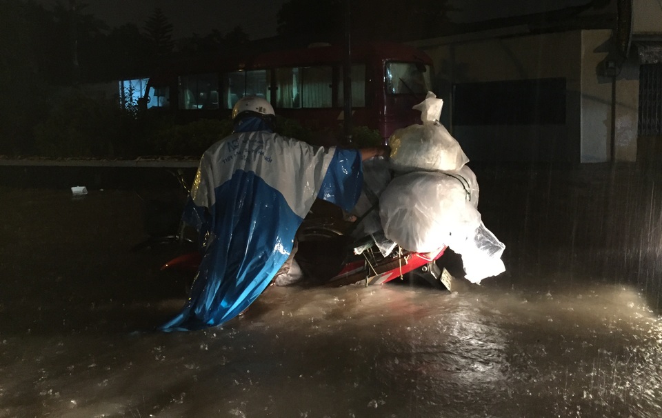 Mưa như trút trong đêm, nhiều tuyến phố Sài Gòn ngập nước - 5 Người dân bì bõm lội qua vùng ngập nước trong cơn mưa tối 25/4.