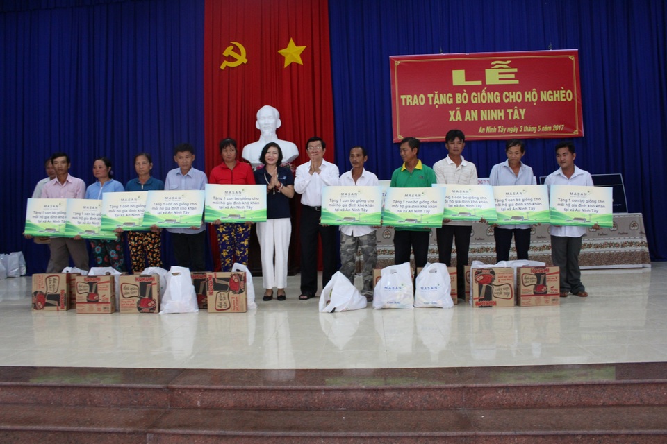 Masan Nutri-Science trao tặng 20 con bò giống cho người dân xã An Ninh Tây - 2 Masan Nutri-Science trao tặng 20 con bò giống cho người dân xã An Ninh Tây - 2