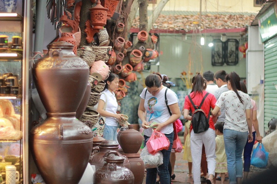 Không chỉ là một làng nghề nổi tiếng, Bát Tràng còn là một địa điểm thu hút khách du lịch. Nhiều mô hình sản xuất kết hợp tham quan đã mang lại lợi nhuận cao cho người dân nơi đây. Theo ước tính, mỗi ngày làng nghề Bát Tràng đón khoảng 500 – 800 khách tham quan, mua sắm trong đó có khoảng 100 – 150 khách quốc tế.