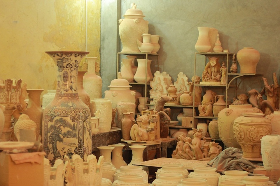 
Hiện tại, Bát Tràng là một trong số những làng nghề đang tận dụng lợi thế hiện có của nghề truyền thống để phát triển du lịch. Tuy nhiên, việc thiếu các cơ sở lưu trú, nghỉ dưỡng cũng như các mô hình du lịch còn nghèo nàn, lạc hậu đã phần nào tạo ra rào cản khiến du lịch Bát Tràng chưa thể tạo nên sự bứt phá.
