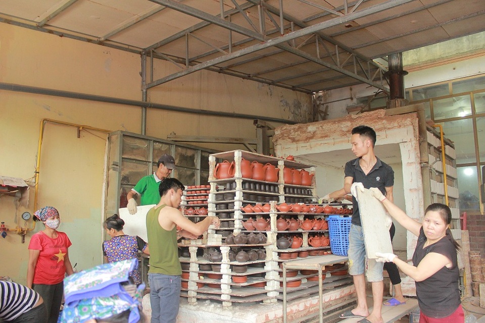 Để tạo ra được những sản phẩm gốm cao cấp, nghệ nhân phải trải qua rất nhiều công đoạn tỉ mỉ, đòi hỏi sự khéo léo, kỹ thuật cao. Trong đó, quan trọng nhất là khâu chọn đất, xử lý pha chế, tiếp đó là tạo hình, trang trí hoa văn, phủ men… Cho đến nay, Bát Tràng là nơi duy nhất tại Việt Nam lưu giữ được nhiều dòng men cổ: men xanh rêu, men trắng, men xanh rạn và cốt gốm xốp màu mâu xám…