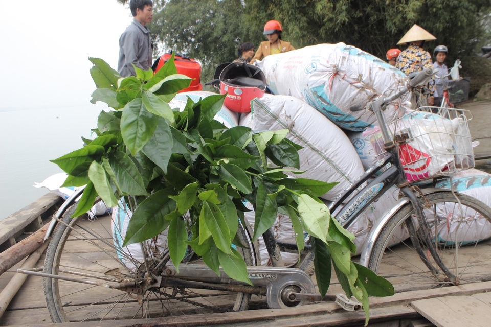 Ngôi làng biệt lập vắng bóng người trẻ tuổi - 7 Mỗi lần qua sông người dân lại tranh thủ mua sắm hàng hóa về trữ dùng dần