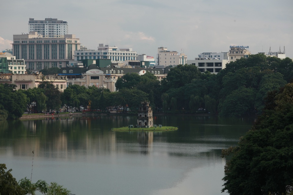 Hồ Hoàn Kiếm còn được gọi là Hồ Gươm có diện tích khoảng 12 ha nằm ở trung tâm của Hà Nội. Đây được xem là danh thắng tự nhiên bậc nhất của đất Tràng An.