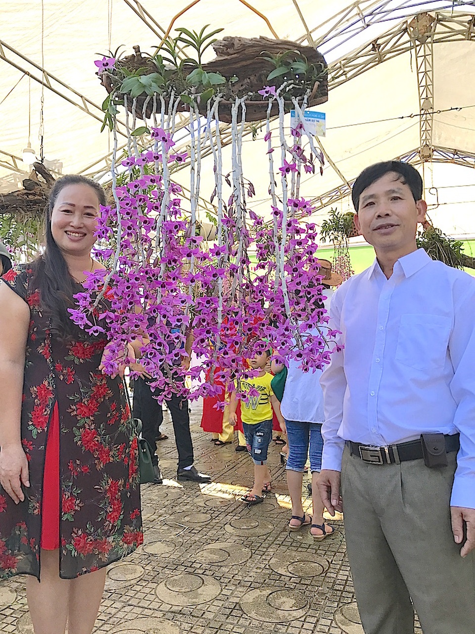 Mãn nhãn trước "rừng" lan khoe sắc - 18 Ghi hình kỷ niệm trong ngày hội hoa phong lan.