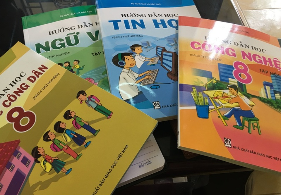 Mô hình VNEN nhìn từ thực tế ở khu vực miền núi - 2 Sau nhiều năm áp dụng, phụ huynh thắc mắc sách giáo khoa vẫn là sách thử nghiệm