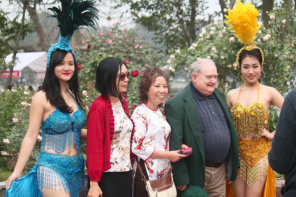 
Sự xuất hiện của các PG xinh đẹp là một điểm nhấn, làm tăng thêm sự náo nhiệt cho lễ hội, nhất là khi hoa không được như ý muốn.
