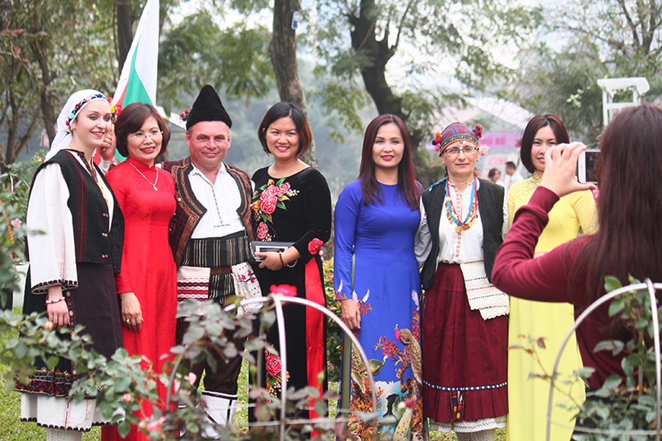 
Theo như những gì được quảng cáo, lễ hội hoa hồng Bulgaria là một lễ hội truyền thống lâu đời của Bulgaria, được tổ chức từ năm 1903 và trở thành sự kiện thu hút hàng triệu khách du lịch toàn thế giới. Việt Nam không phải là quốc gia đầu tiên lễ hội được tổ chức ở ngoài lãnh thổ Bulgaria, nhưng lại là nơi lễ hội được tổ chức với quy mô lớn nhất!
