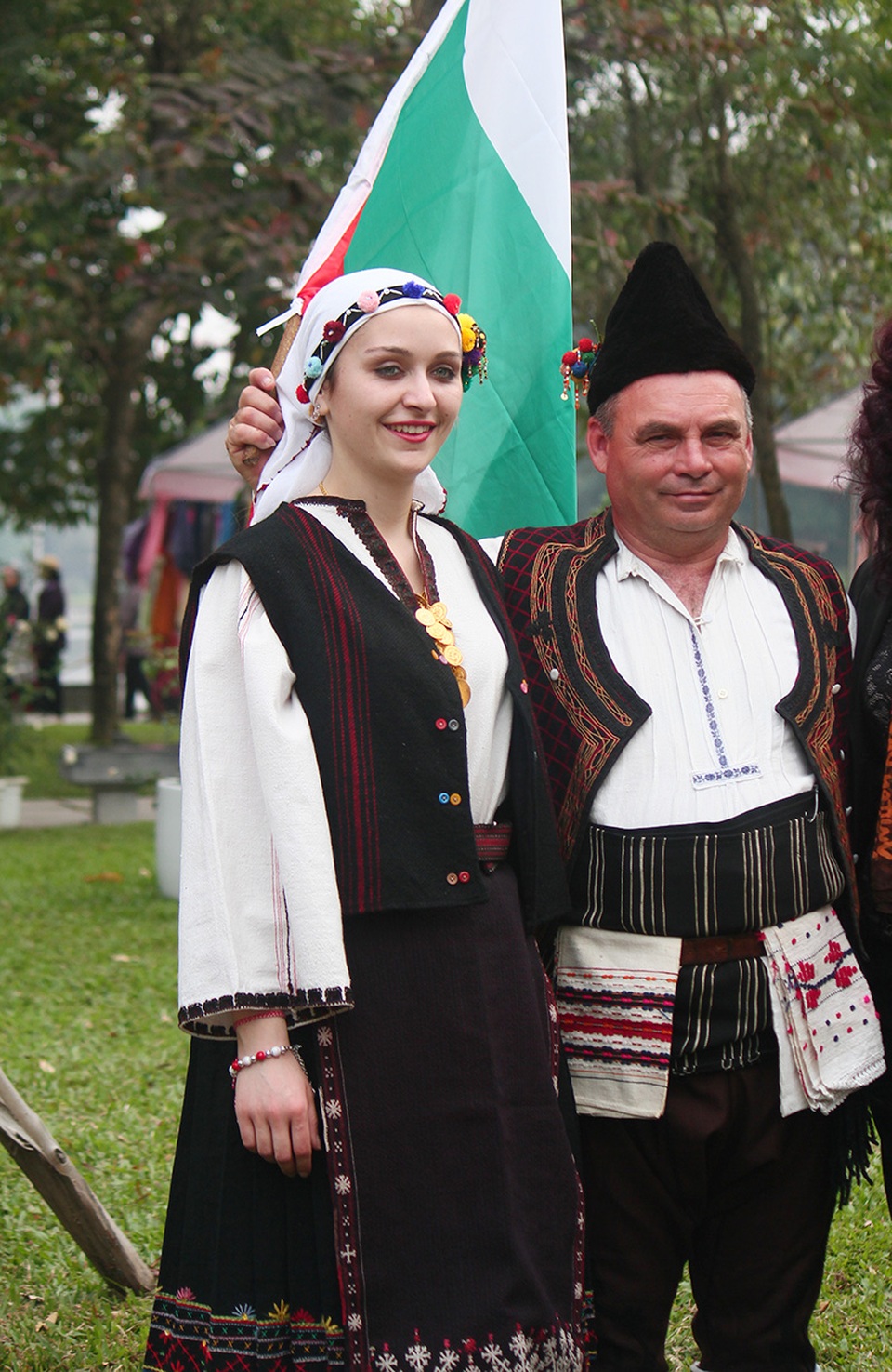 Cô gái mặc trang phục Bulgaria làm nhiệm vụ đại sứ, cùng chụp ảnh với các du khách ghé thăm lễ hội.