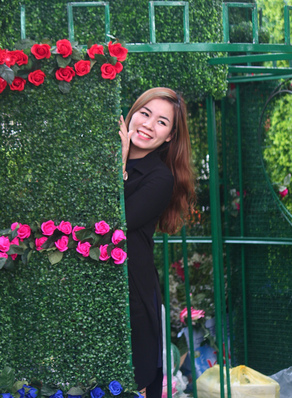 
Các cô gái Việt tạo dáng tại một khung hoa hồng nhân tạo.
