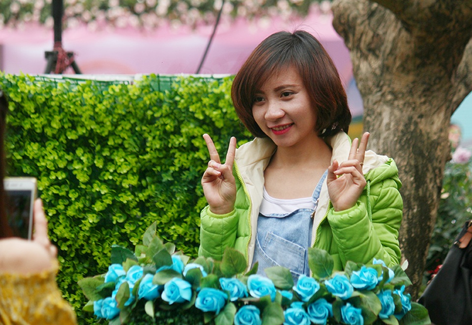 Dù là bồn hoa giả, bạn trẻ vẫn muốn lưu giữ kỉ niệm