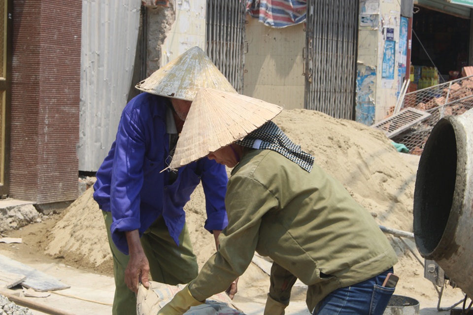 Ngột ngạt với nắng nóng 39 độ C ngày đầu hè - 2
Những người lao động ngoài trời vật lộn với nắng nóng gay gắt đầu hè.