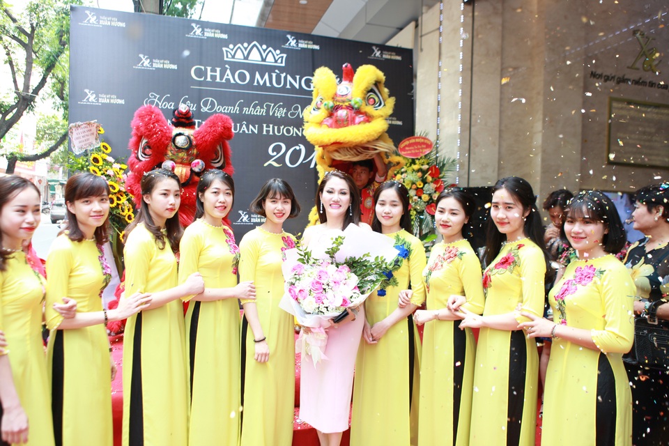 Hoa hậu Xuân Hương rạng rỡ tại sân bay Nội Bài - 8 Ngay sau khi trở về từ sân bay, cô đã có một bữa tiệc được các nhân viên Thẩm mỹ viện Xuân Hương tại 22 Triệu Việt Vương tổ chức chào mừng tân hoa hậu.