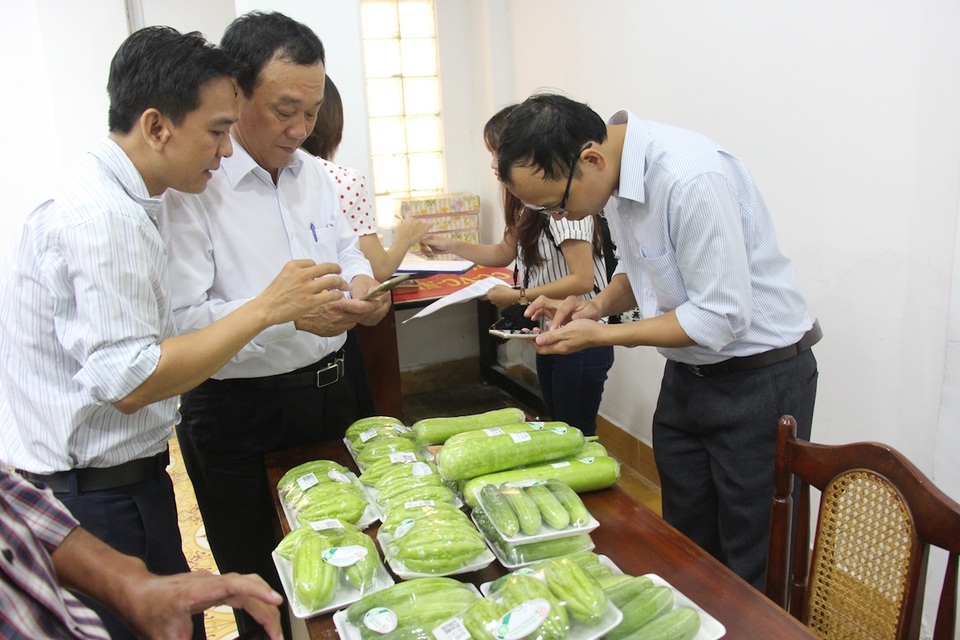 Dùng Zalo truy xuất nguồn gốc rau quả - 2 Tết này người tiêu dùng tại TPHCM khi mua rau củ quả ở các siêu thị sẽ được truy xuất nguồn gốc bằng smartphone kể từ ngày 18/1