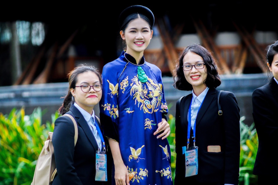 Á hậu Thanh Tú diện áo dài phượng hoàng của NTK Minh Hạnh tại APEC 2017 - 2 Á hậu Thanh Tú diện áo dài phượng hoàng của NTK Minh Hạnh tại APEC 2017 - 2