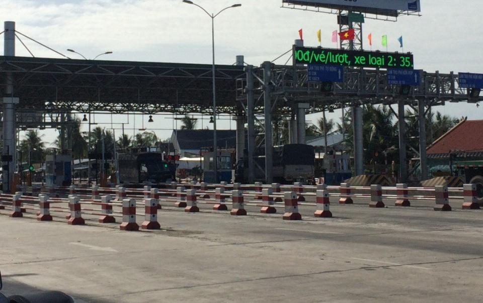 “Chưa biết ngày giờ nào trạm BOT Cai Lậy thu phí trở lại” - 1 Trao đổi với PV Dân trí vào lúc 22h, ông Nguyễn Phú Hiệp - Giám đốc Công ty TNHH đầu tư quốc lộ 1 Tiền Giang (BOT Cai Lậy) khẳng định, ông chưa biết ngày giờ nào sẽ thu phí trở lại, vì điều này phụ thuộc vào quyết định của chủ đầu tư
