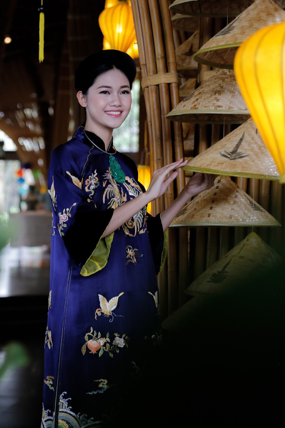 Á hậu Thanh Tú diện áo dài phượng hoàng của NTK Minh Hạnh tại APEC 2017 - 8 Á hậu Thanh Tú diện áo dài phượng hoàng của NTK Minh Hạnh tại APEC 2017 - 8