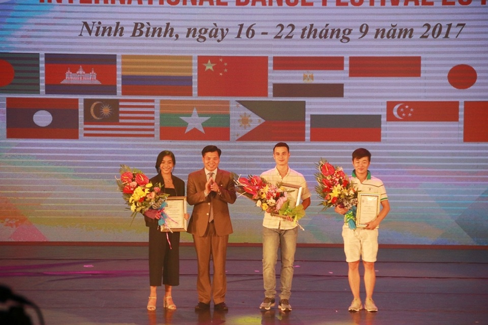 Giám đốc Sở Văn hóa - Thể thao Ninh Bình trao giải diễn viên xuất sắc tại liện hoan cho 3 diễn viên.