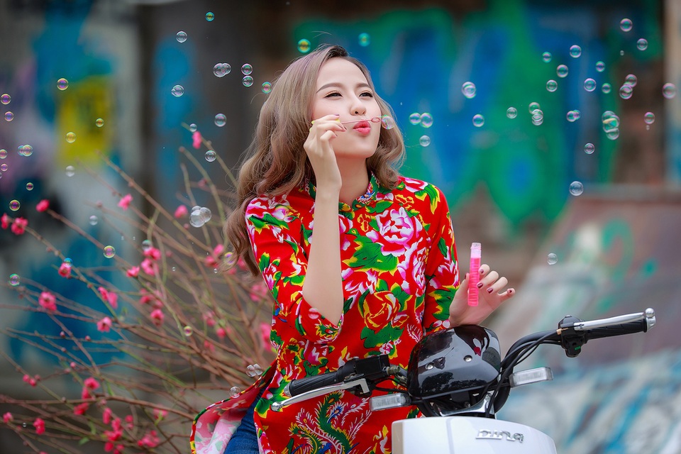 Khánh Ngân xinh đẹp đến ngẩn ngơ trong tiết xuân Hà Nội - 4 Trong clip hậu trường buổi chụp hình thời trang này, Khánh Ngân cũng không khỏi làm người khác rung động khi cô liên tục có những cử chỉ đáng yêu, cực kỳ xì tin, đôi khi thật mơ mộng khi cùng chiếc xe mình yêu thích đi tìm những “góc Hàn Quốc” đầy sắc trẻ ở Hà Nội.
