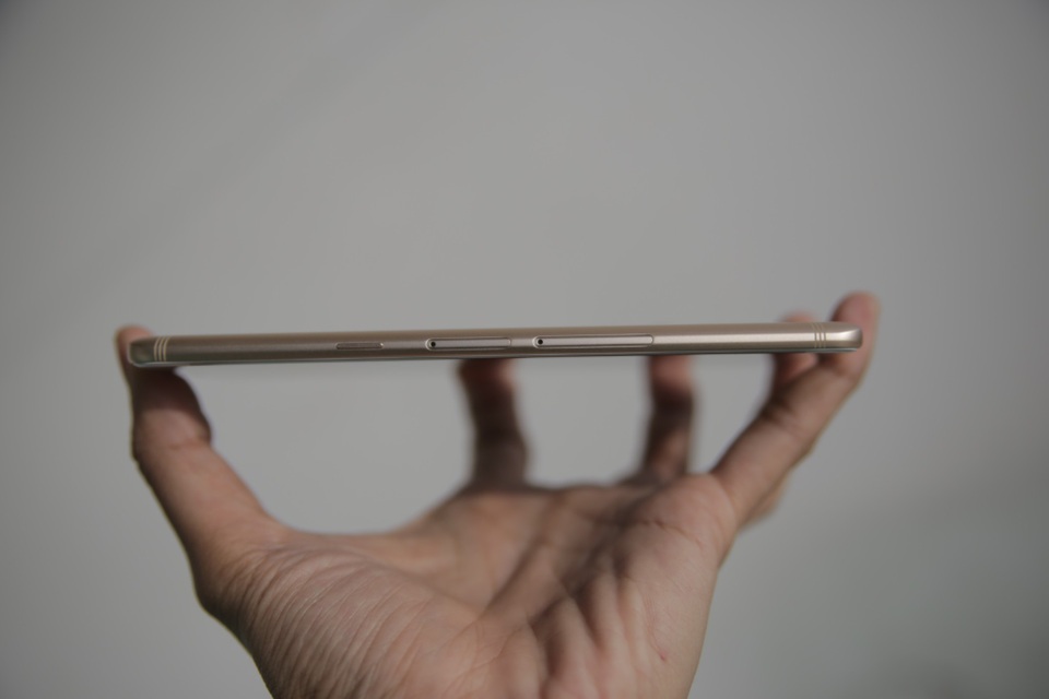 Bên cạnh trái đó là vị trí của nút nguồn, khe cắm thẻ SIM đôi và một khe cắm thẻ nhớ rời microSD, hỗ trợ mở rộng thẻ nhớ lên đến 256 GB.