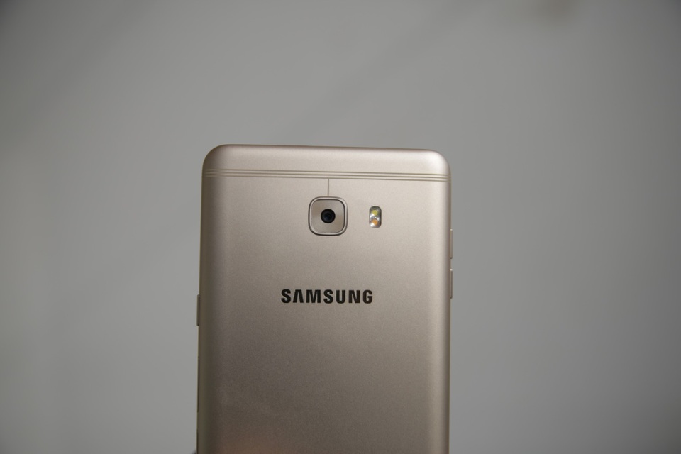 Máy sở hữu camera độ phân giải 16 MP, khẩu độ f 1.9 và hệ thống đèn Flash kép trở sáng.