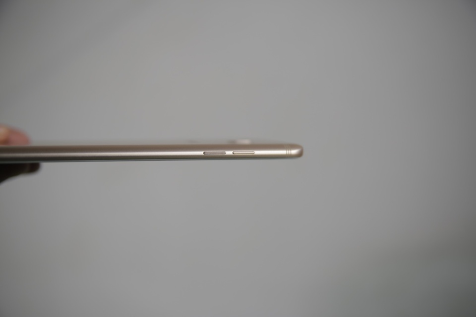 Cạnh phải là vị trí của nút âm lượng