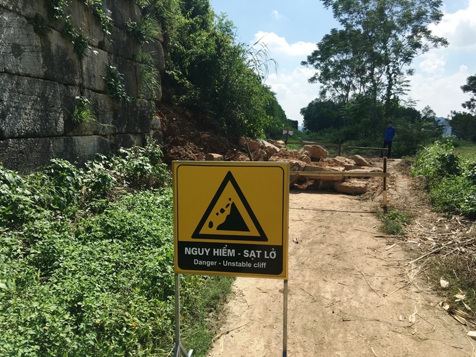 Tường thành công trình kiến trúc độc nhất vô nhị tại Việt Nam bị sạt lở - 4 Hiện Trung tâm bảo tồn di sản Thành Nhà Hồ đã căng dây, đặt biển cảnh báo nguy hiểm đoạn qua hiện trường