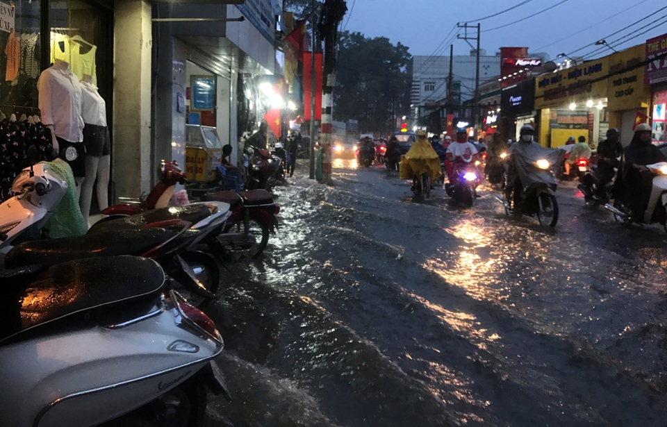 Mưa trắng trời, người Sài Gòn khốn đốn vì ngập nước, kẹt xe - 7