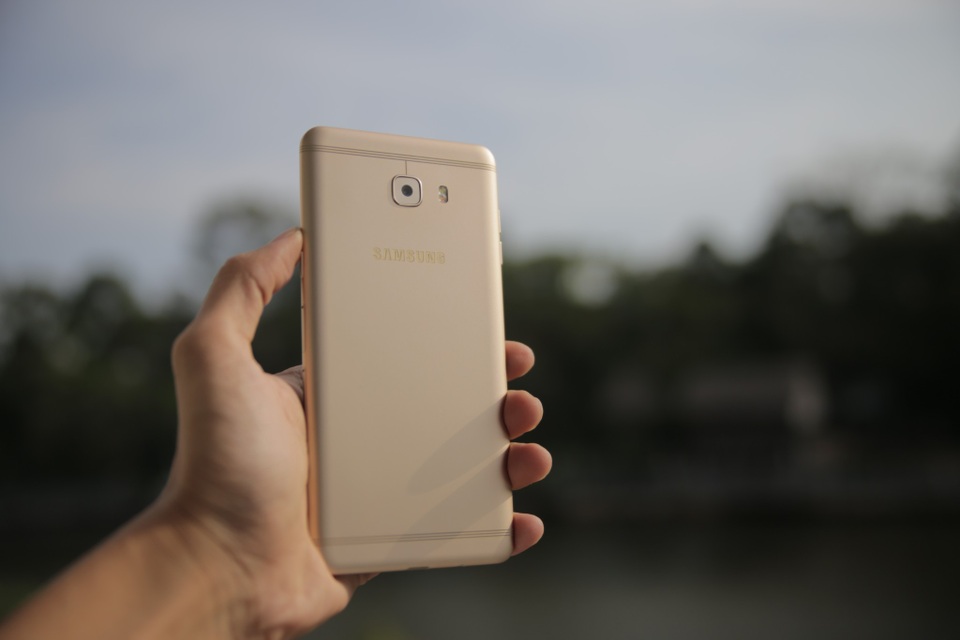 Mặt sau của máy với dải ăng-ten 3 vạch sóng đối xứng nhau.