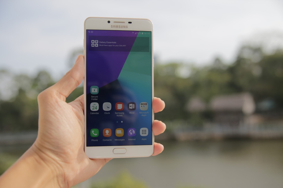 Ở mặt trước máy dùng màn hình 6 inch dùng công nghệ Super AMOLED, độ phân giải Full HD.