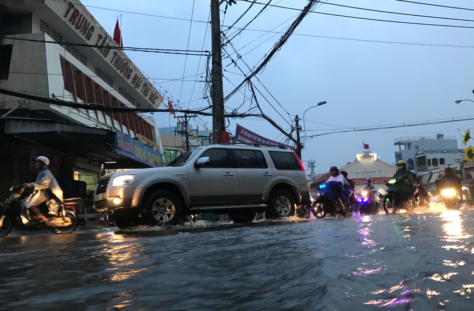 Nước ngập trắng mắt đường ở khu vực ngã 5 chợ Thủ Đức.