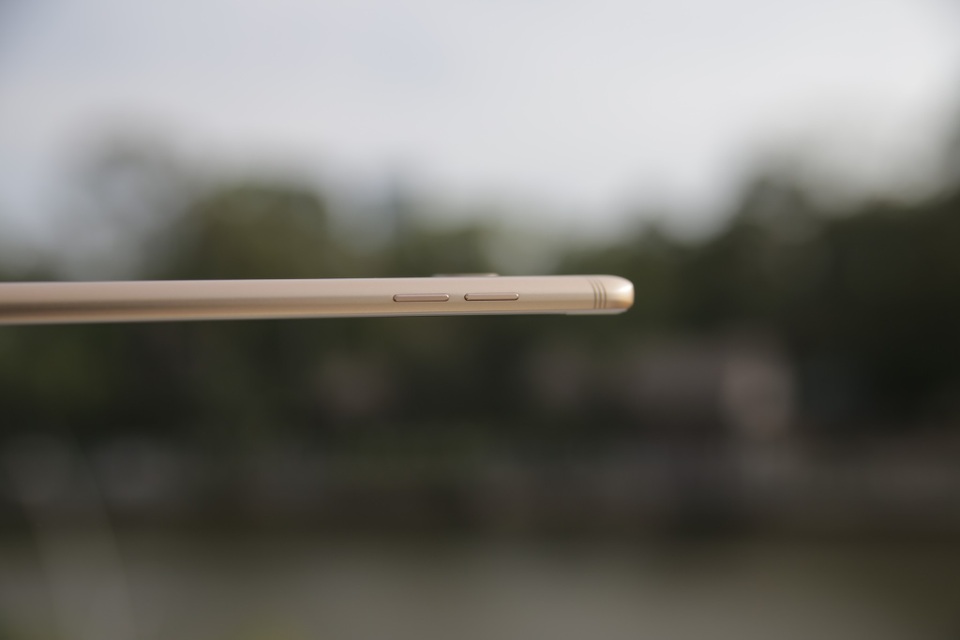 Khung viền của máy khá mỏng, chỉ 6,9 mm