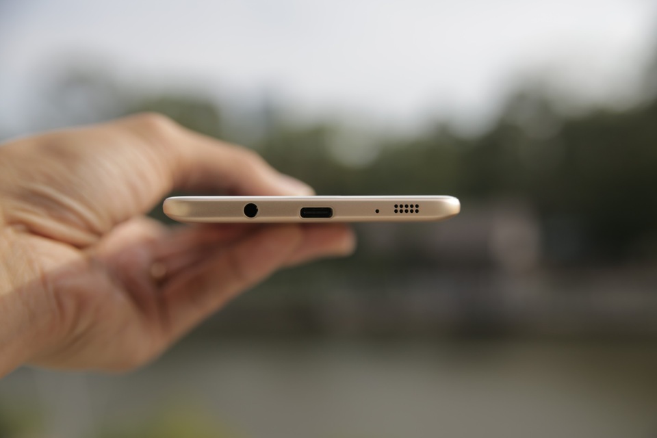 Cạnh dưới là cổng tai nghe, loa ngoài, micro và cổng sạc. Đáng chú ý máy sử dụng chuẩn USB Type-C thế hệ mới.